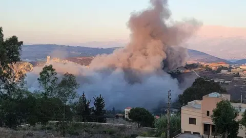 Israeli Air Strikes Target Southeastern Lebanese Territory